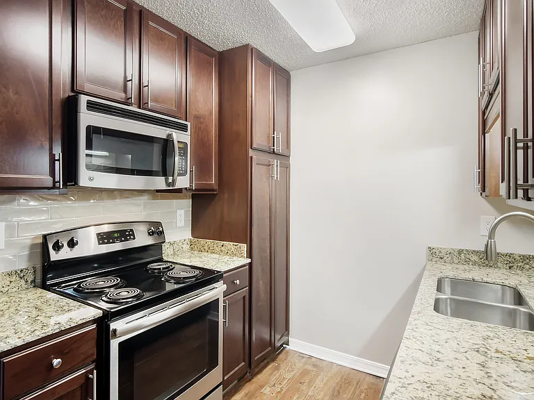 Lakeshore Pointe Apartment Homes — Photo 18