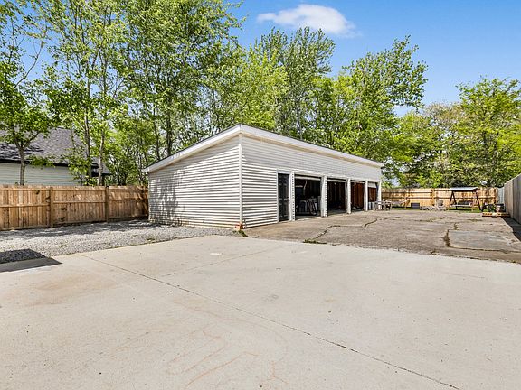 5th image of 795 19th Ave W