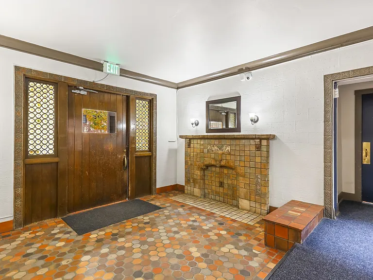 Presidential Court Apartments — Photo 19