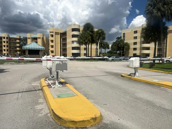 6575 W Oakland Park Blvd APT 208, Lauderhill, FL 33313