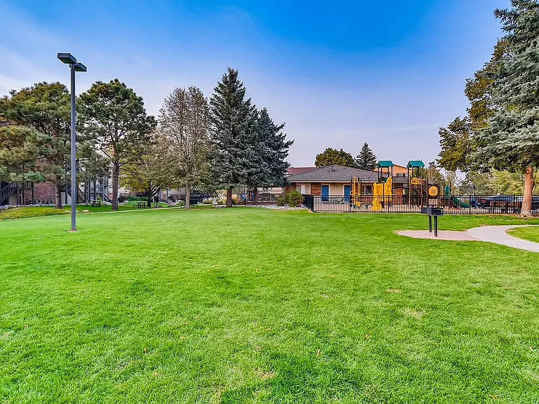 Clearview Apartments 4840-print-028-024-Exterior-3600x2403-300dpi