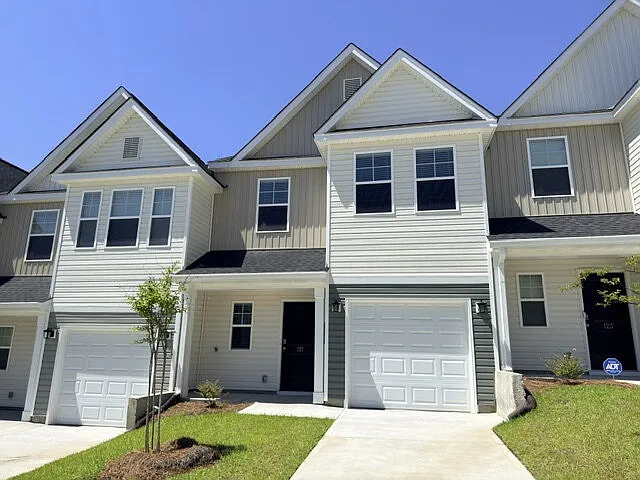 121 Bartlett Dr — Photo 3