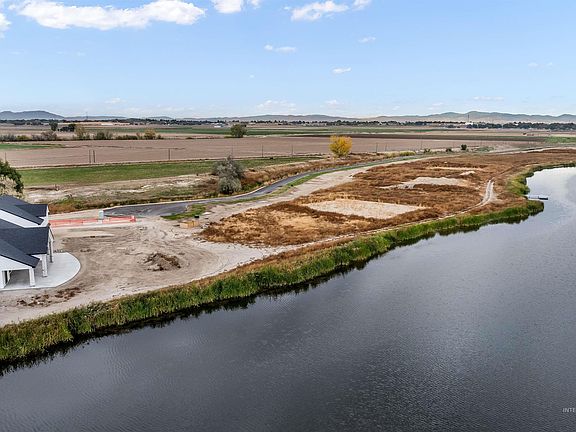 4th image of Lake Ave