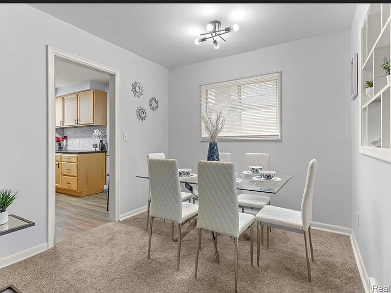33151 Florence St — Photo 6