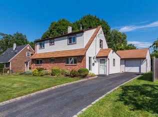 27 Collins Rd, Glen Cove, NY 11542