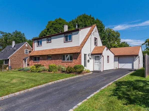 27 Collins Rd, Glen Cove, NY 11542