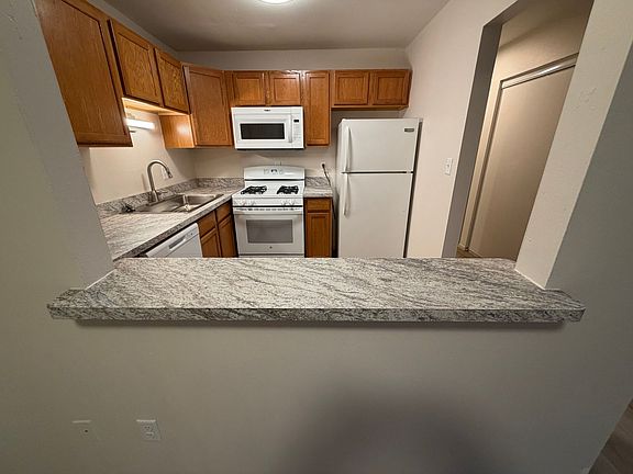 4th image of 1674 Shawano Ave #9