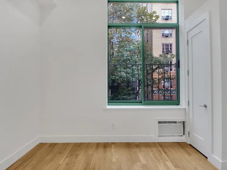 220 E 22nd St #5M — Photo 4