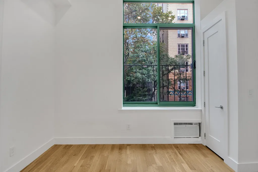 Building Photo - 210 E 22nd St #5C