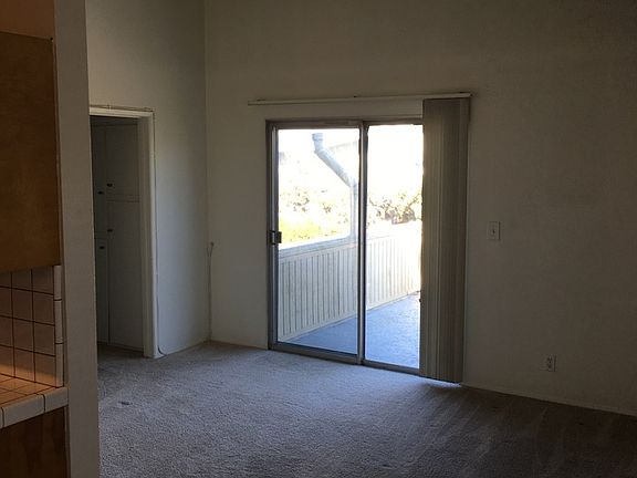 5th image of 325 E 17th Pl APT D