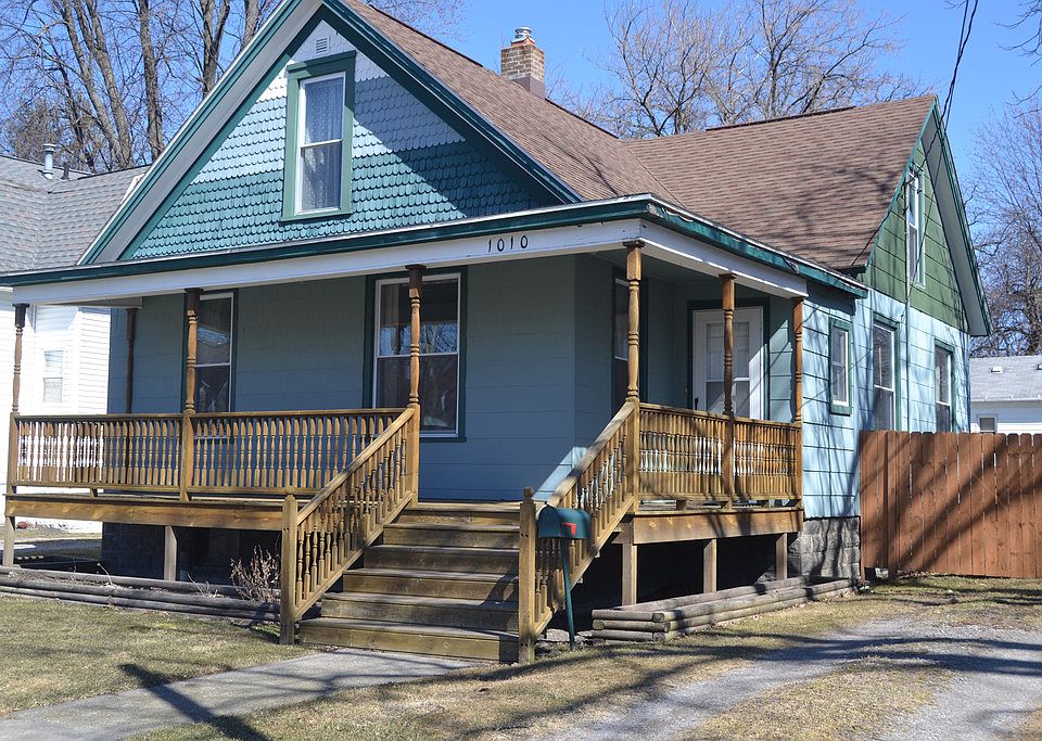 This charming home in Bay City is new to the market and priced to sell. New gas forced air furnace a