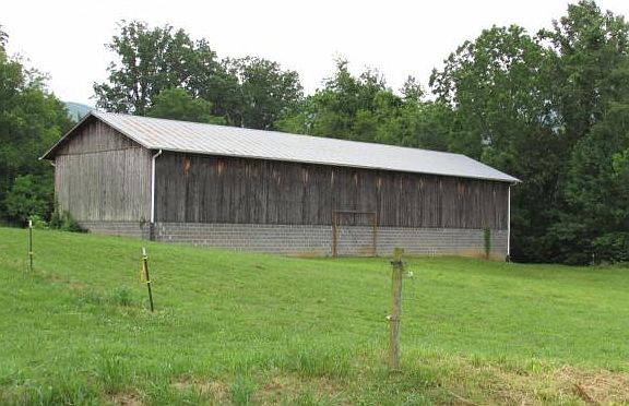 3rd image of 104 Patricia Ann Dr