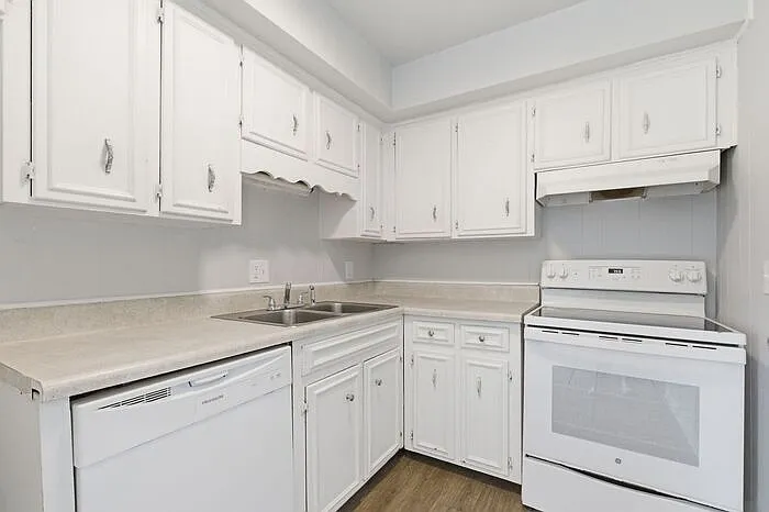 741 McPherson Dr — Photo 9