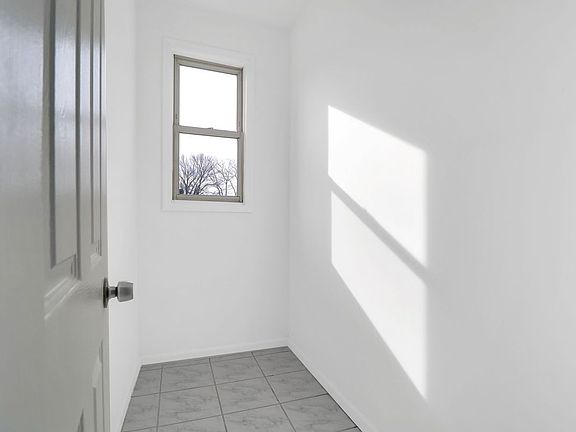 5th image of 144 Montgomery Ave APT 2
