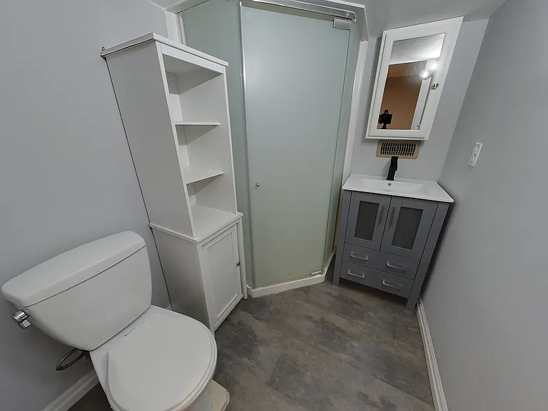 2 Howard Cres #2 — Photo 11