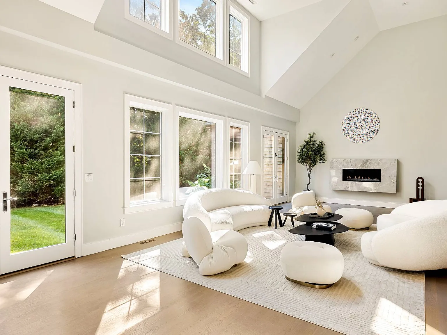 Stunning East Hampton Retreat — Photo 3