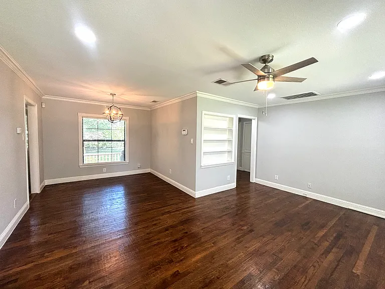 3835 Hawick Ln — Photo 2