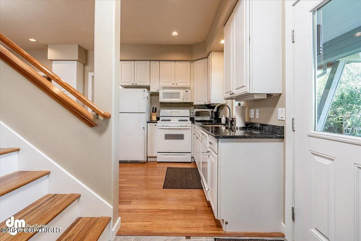 2 bed, 1.0 bath, 1155 sqft, $2,500 — Photo 3