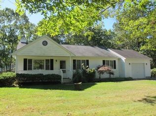 54 Lynncliff Rd, Hampton Bays, NY 11946