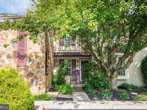110 Valley Stream Cir, Chesterbrook, PA 19087