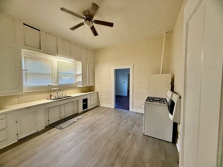 470 S 3rd St — Photo 15