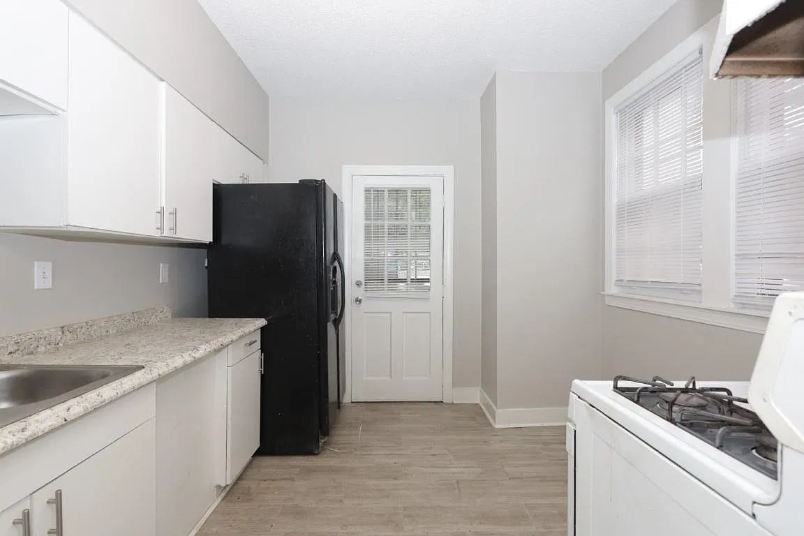 2 bed, 1.0 bath, 3768 sqft, $900 — Photo 2