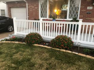 10042 Coventry Ln, Saint Louis, MO 63123