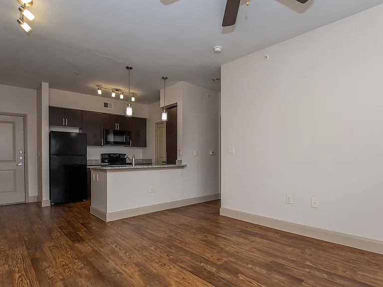La Mariposa Apartments — Photo 14