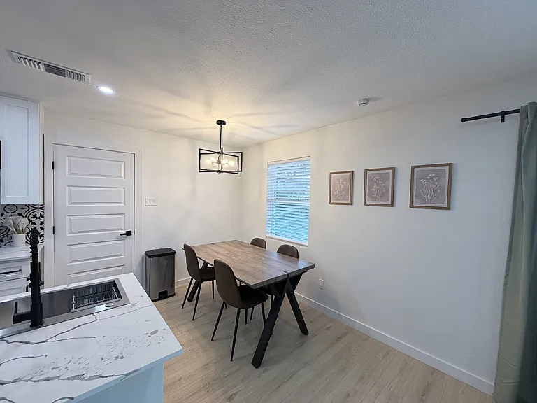 1409 Southmoor Dr — Photo 5