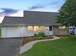 38 Pumpkin Hill Rd, Levittown, PA 19056