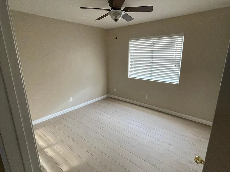 1038 W Tremaine Ave — Photo 5