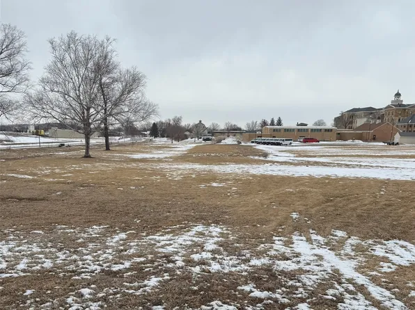 1005 W 13th St, Vinton, IA 52349