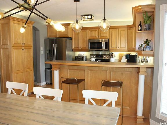 3rd image of 2791 Sandringham Cres