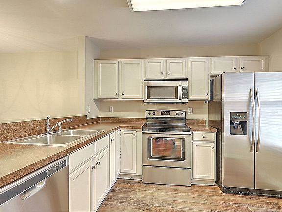 4th image of 1139 Island Club Dr