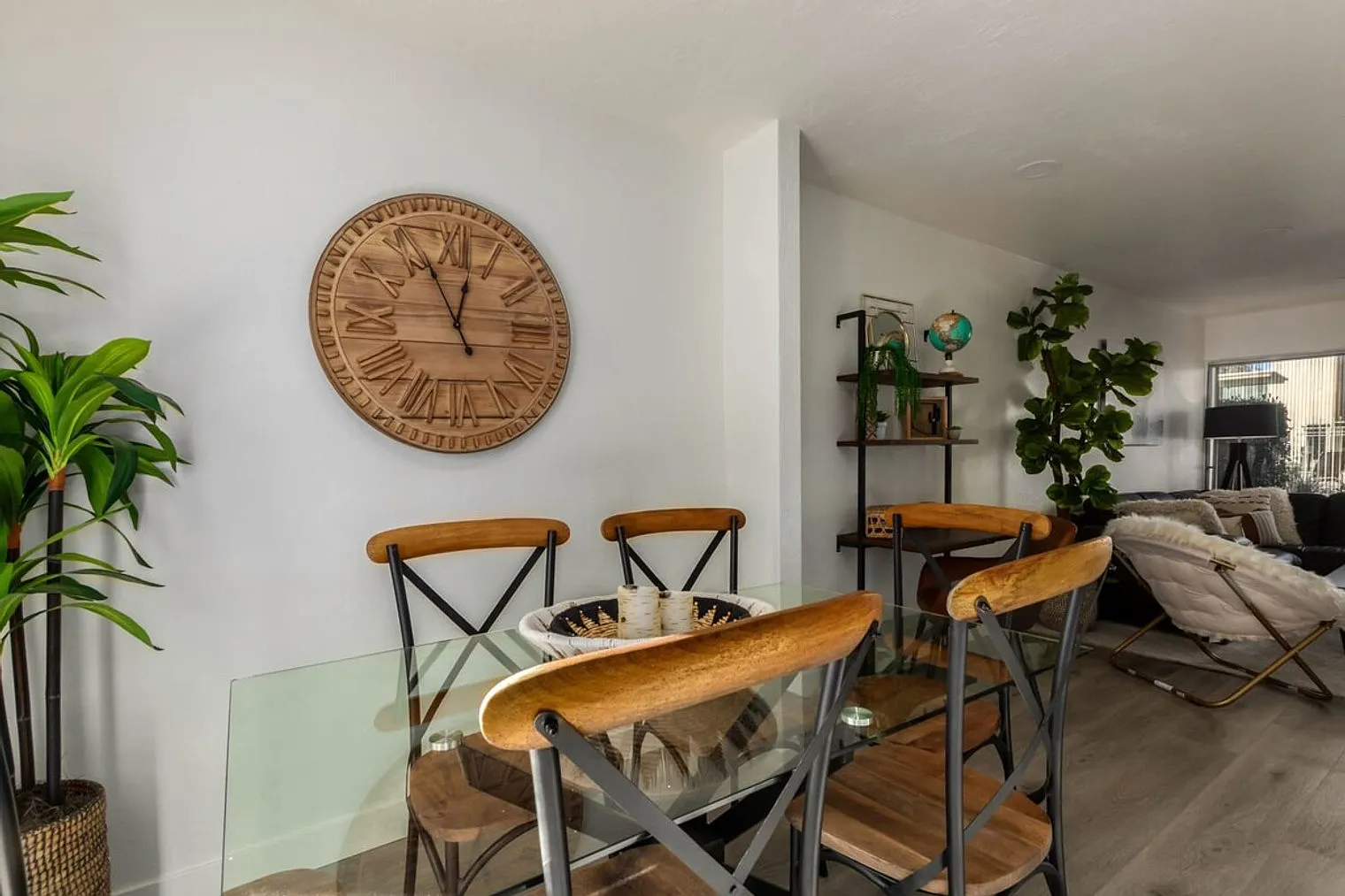 2 bed, 1.0 bath, 947 sqft, $4,294 — Photo 3