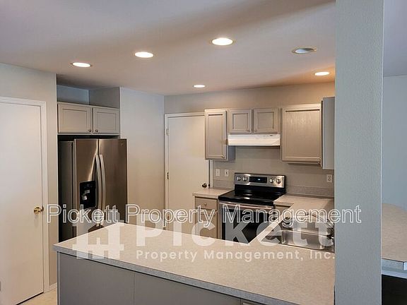3rd image of 1114 NE Beaumont Ln