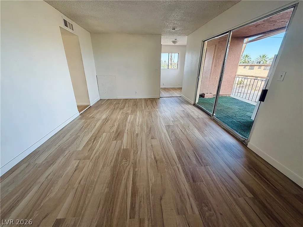 2 bed, 1.0 bath, 3576 sqft, $795 — Photo 2