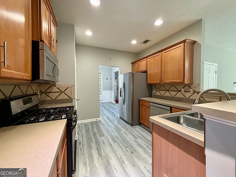 1977 Longmont Dr — Photo 3