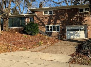711 15th St, Bettendorf, IA 52722