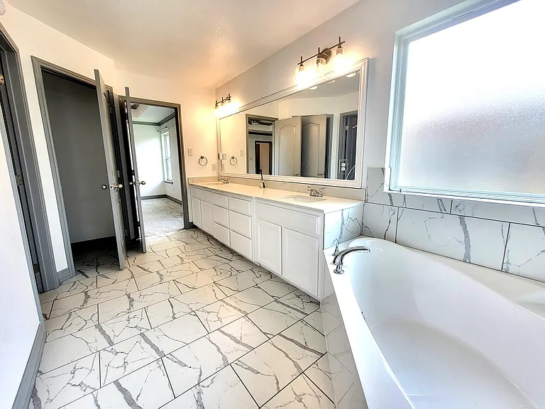 807 Holliday Dr — Photo 16