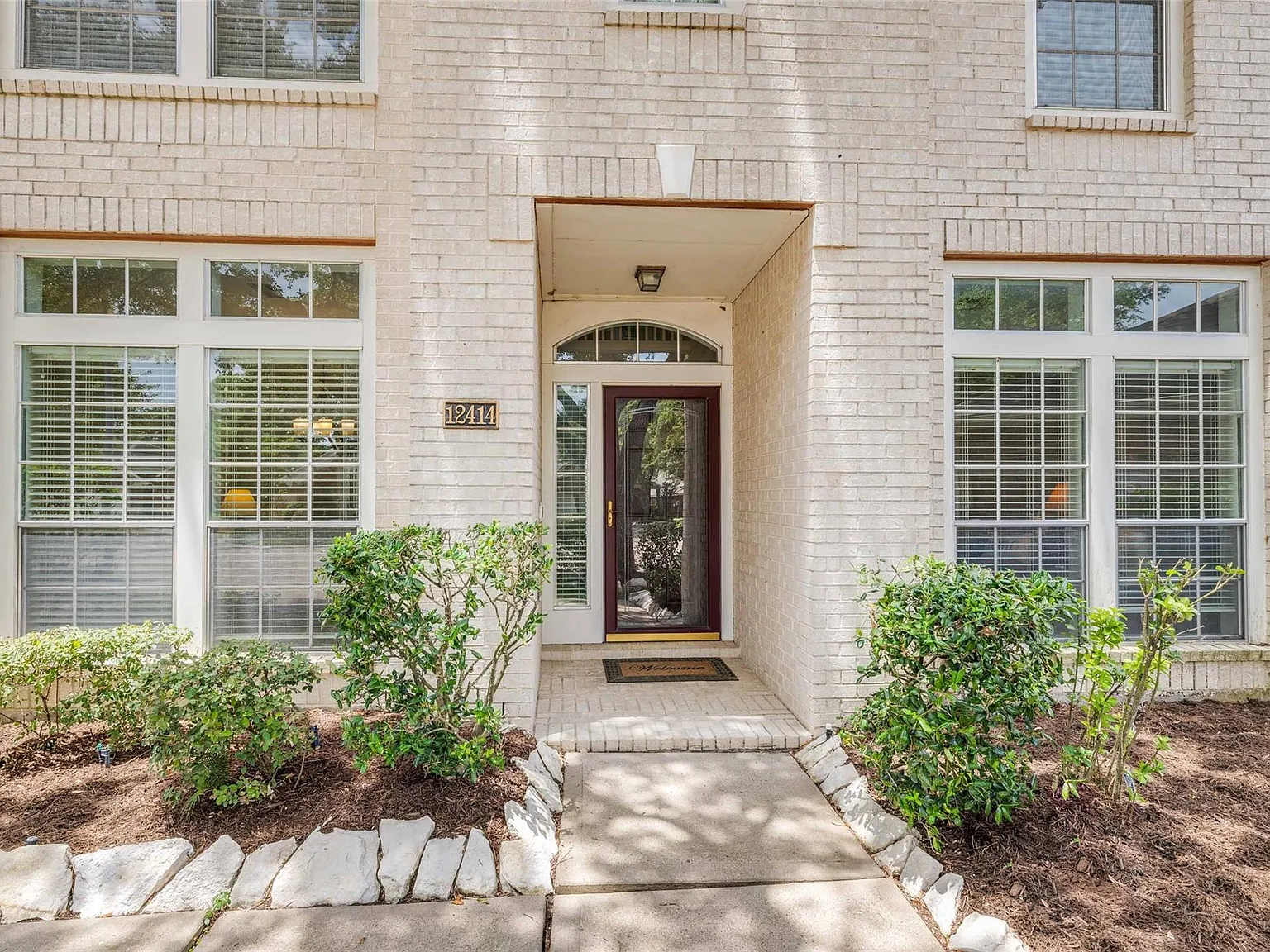 4 bed, 2.5 bath, 3360 sqft, $3,400 — Photo 4
