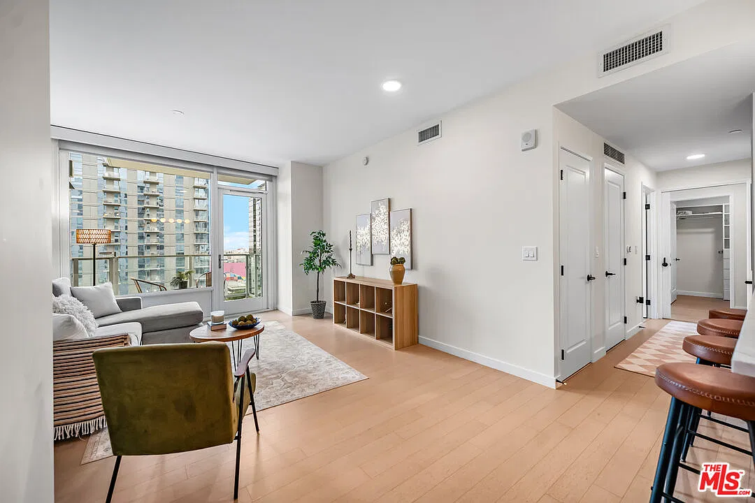 2 bed, 2.0 bath, 1150 sqft, $4,100 — Photo 3