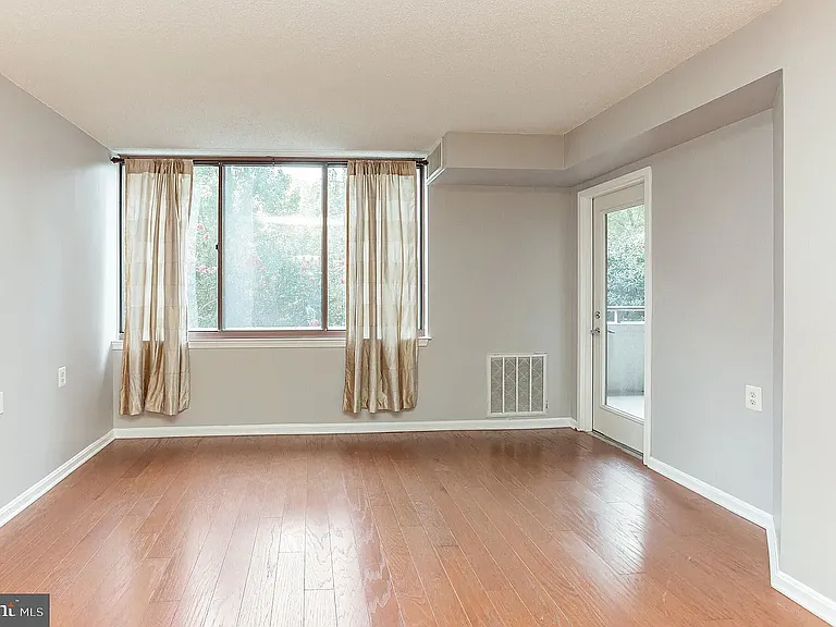 10101 Grosvenor Pl #302 — Photo 2