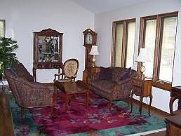 Large LR w/vaulted ceiling