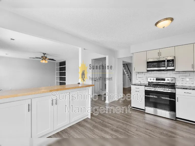 1486 Berkshire Dr — Photo 6