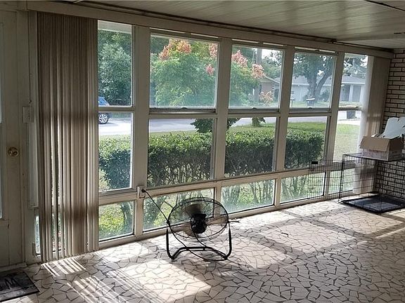 3rd image of 907 Avenue V SE
