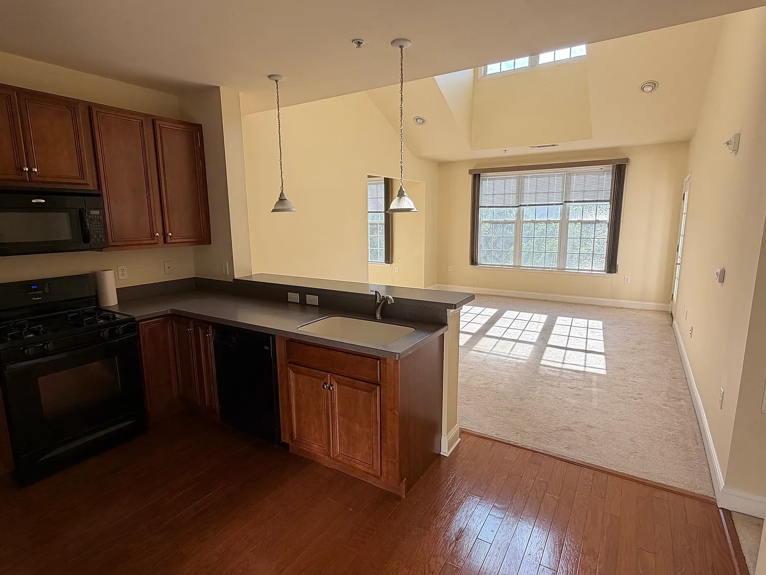 1 bed, 837 sqft, $2,450 — Photo 2
