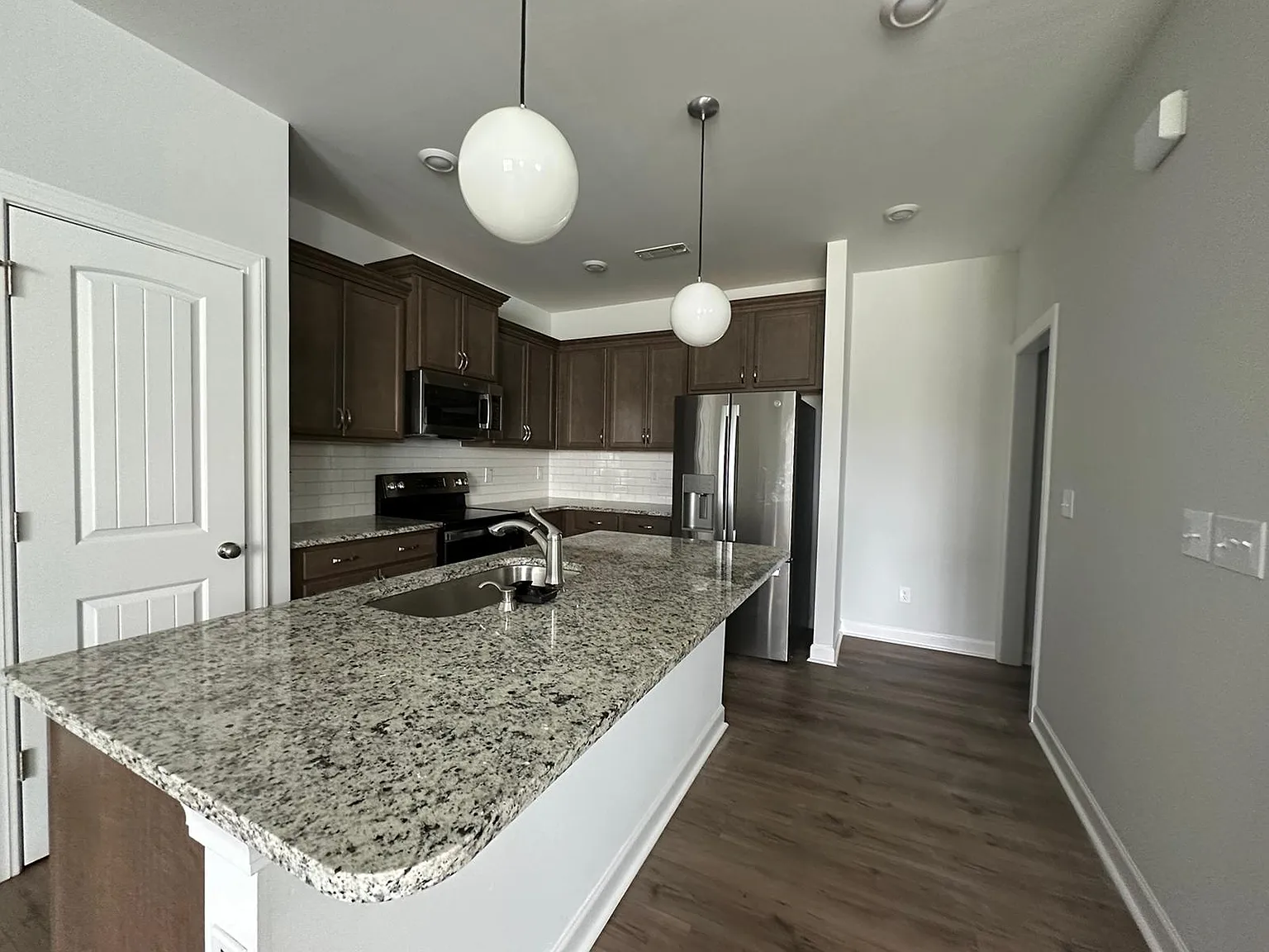 3 bed, 1728 sqft, $2,095 — Photo 3
