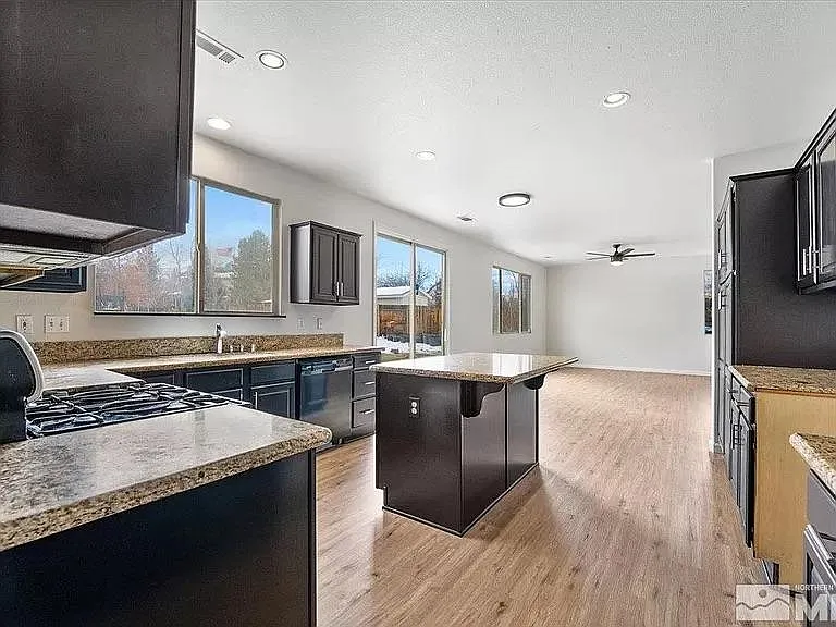 560 Golden Vista Ct — Photo 15