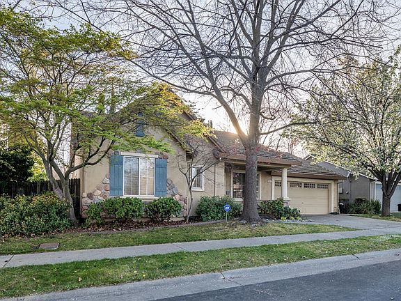 3rd image of 384 Summergrove Cir